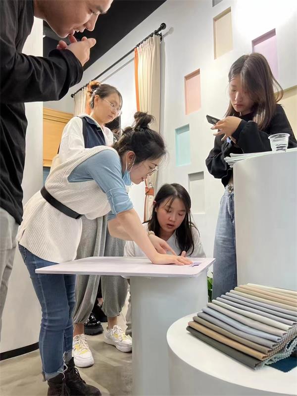 2022年9月29刘老师带着同学们前往设计项目软装馆学习